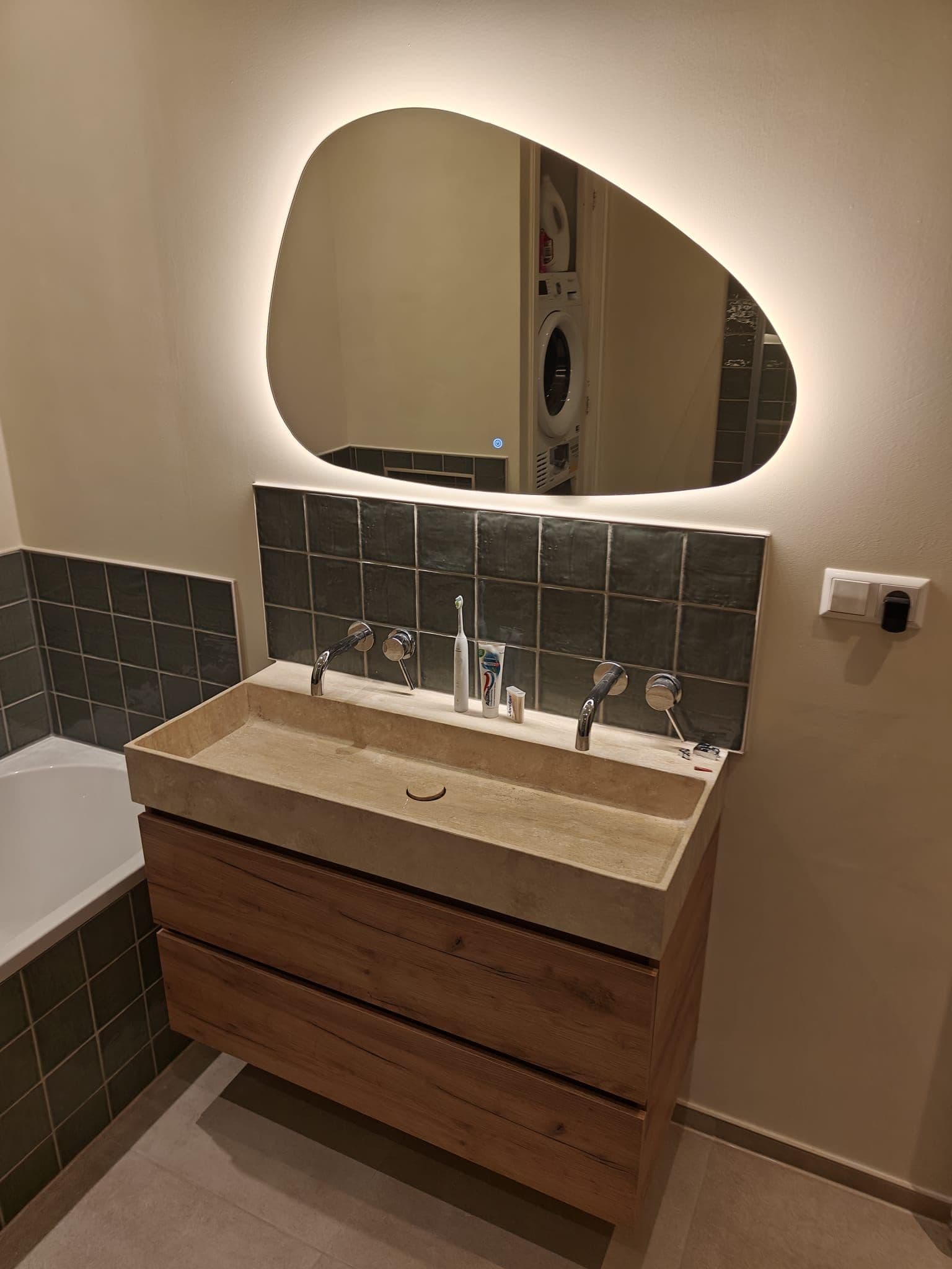 Detail van douchevloer met afvoer en nette tegelafwerking