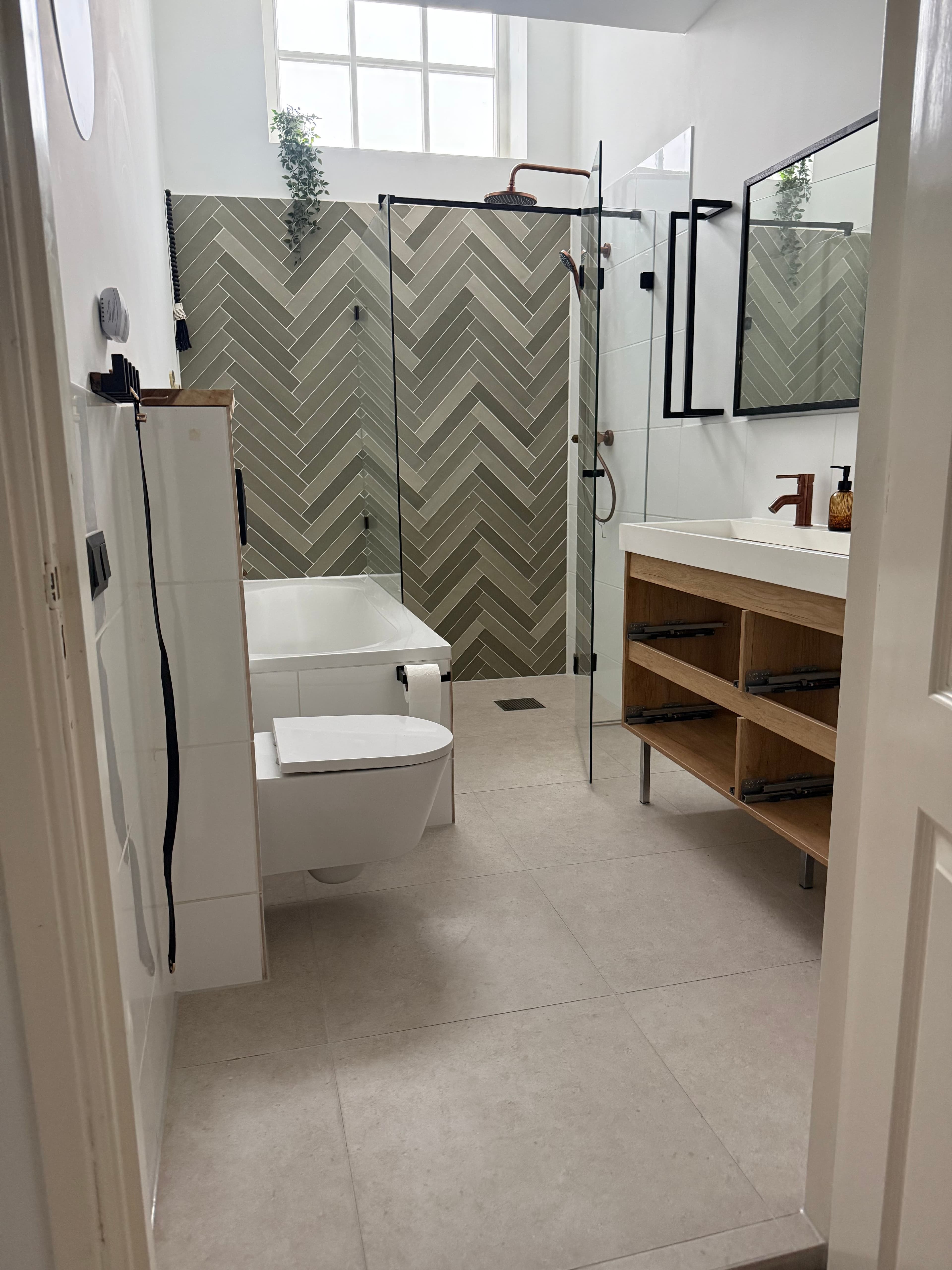 Recent opgeleverde badkamer met strakke afwerking en rustige materialen